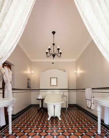 An exclusive bathroom whose aesthetics takes us back to the travels of the beginning of the last century. luxury travel sri lanka hotels ceylon tea trails