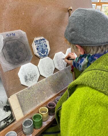 In this tile factory each piece is painted by hand as it was done in the 17th century. azulejos azeitao factory