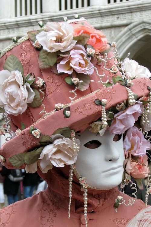 The mask is one of the most characteristic elements of the Carnival of Venice. trip carnavale venice