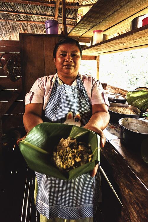 Cook of the Bribri community, in Limon