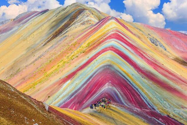 vinicunca mountain peru.