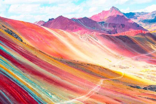 vinicunca mountain peru.