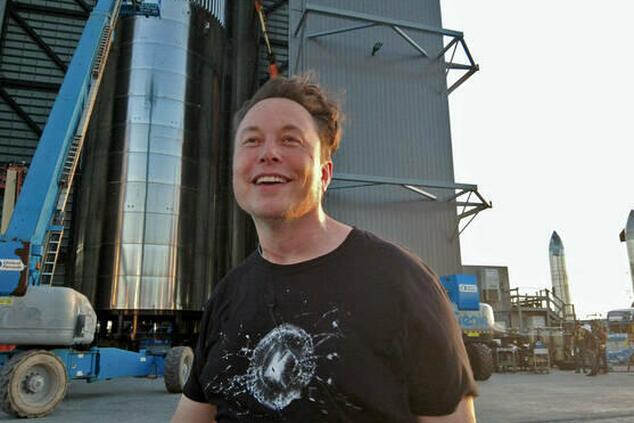 Elon Musk is also building the largest rocket in history Elon Musk's trip to space