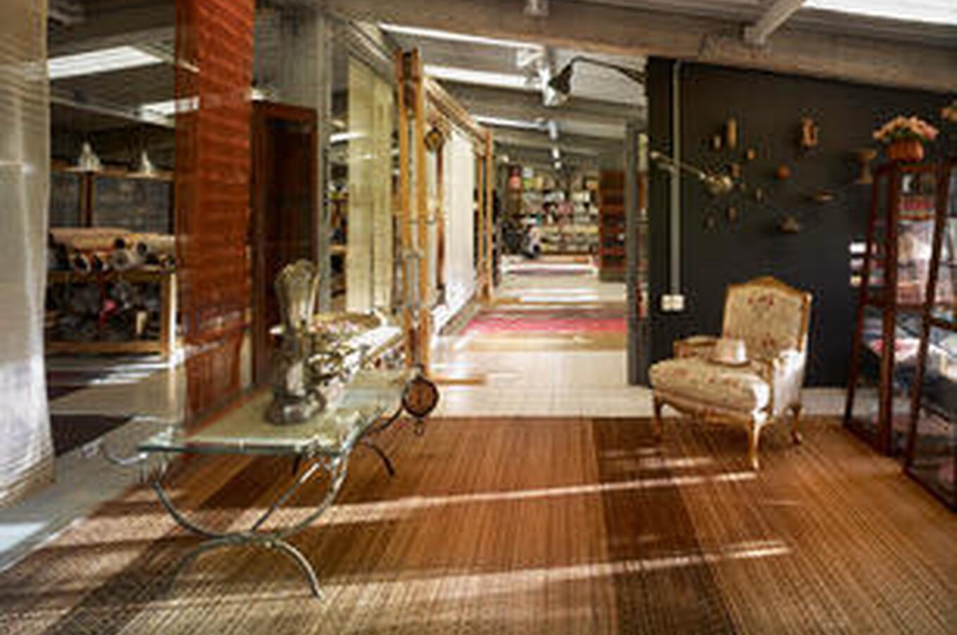 The tapestries, carpets and creations of Jorge Lizarazo and his team decorate the rooms of art galleries, private mansions and palaces around the world. atelier hechizoo textile design luxury colombia