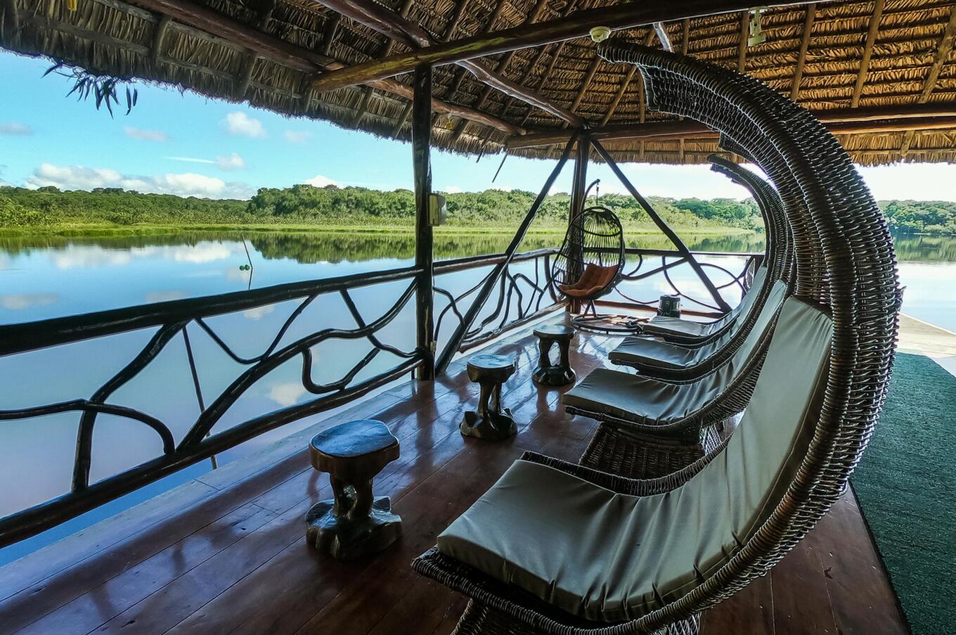 Sun loungers for relaxing moments in front of the Añandu lagoon