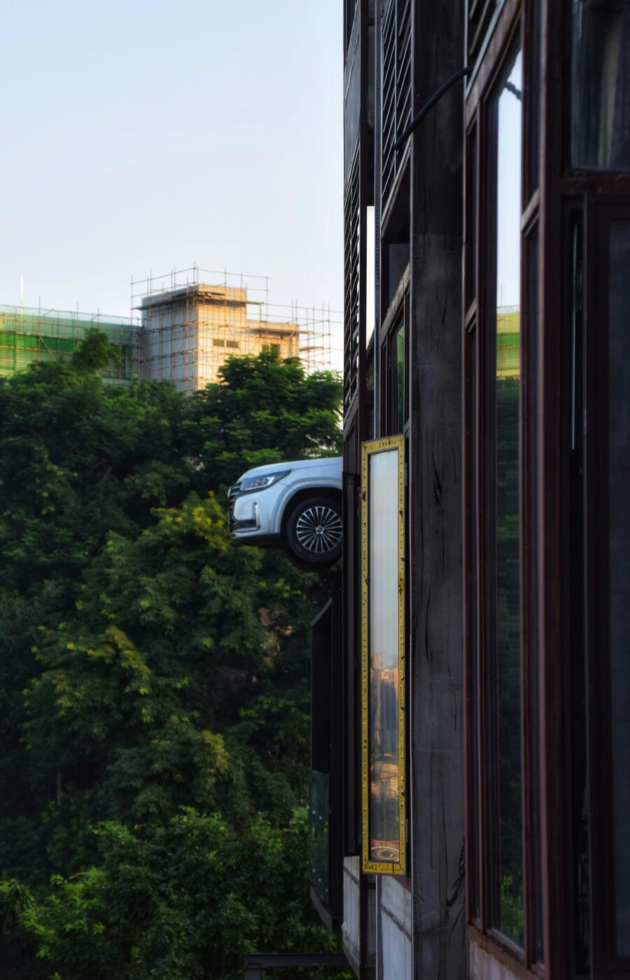 Even shop windows defy gravity. This installation on the facade of a building turns a suspended car into a work of urban art, in a city where the impossible seems routine. Photo: Chenyu Guan. Photo: Chenyu Guan. Chongqing. China.