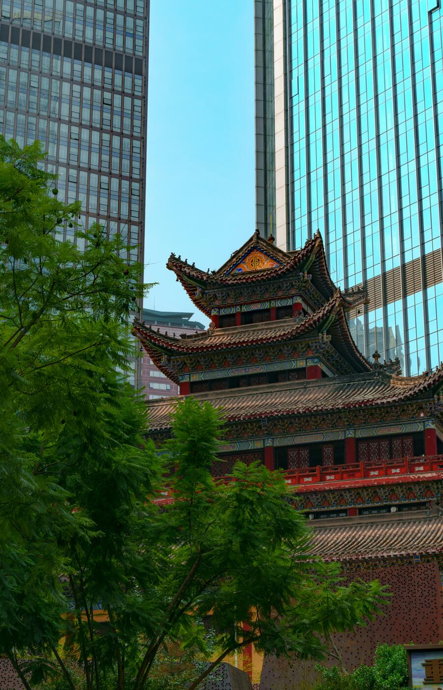 The Luohan Temple, located in the Yuzhong district of Chongqing, is an important Buddhist worship building. It was erected during the Northern Song dynasty between 1064 and 1067. Throughout its history it has undergone several renovations. Today, the complex is surrounded by modern skyscrapers, creating a remarkable architectural contrast. Photo: Hat Trick /Unsplash. Hat Trick Photo. Chongqing. China.