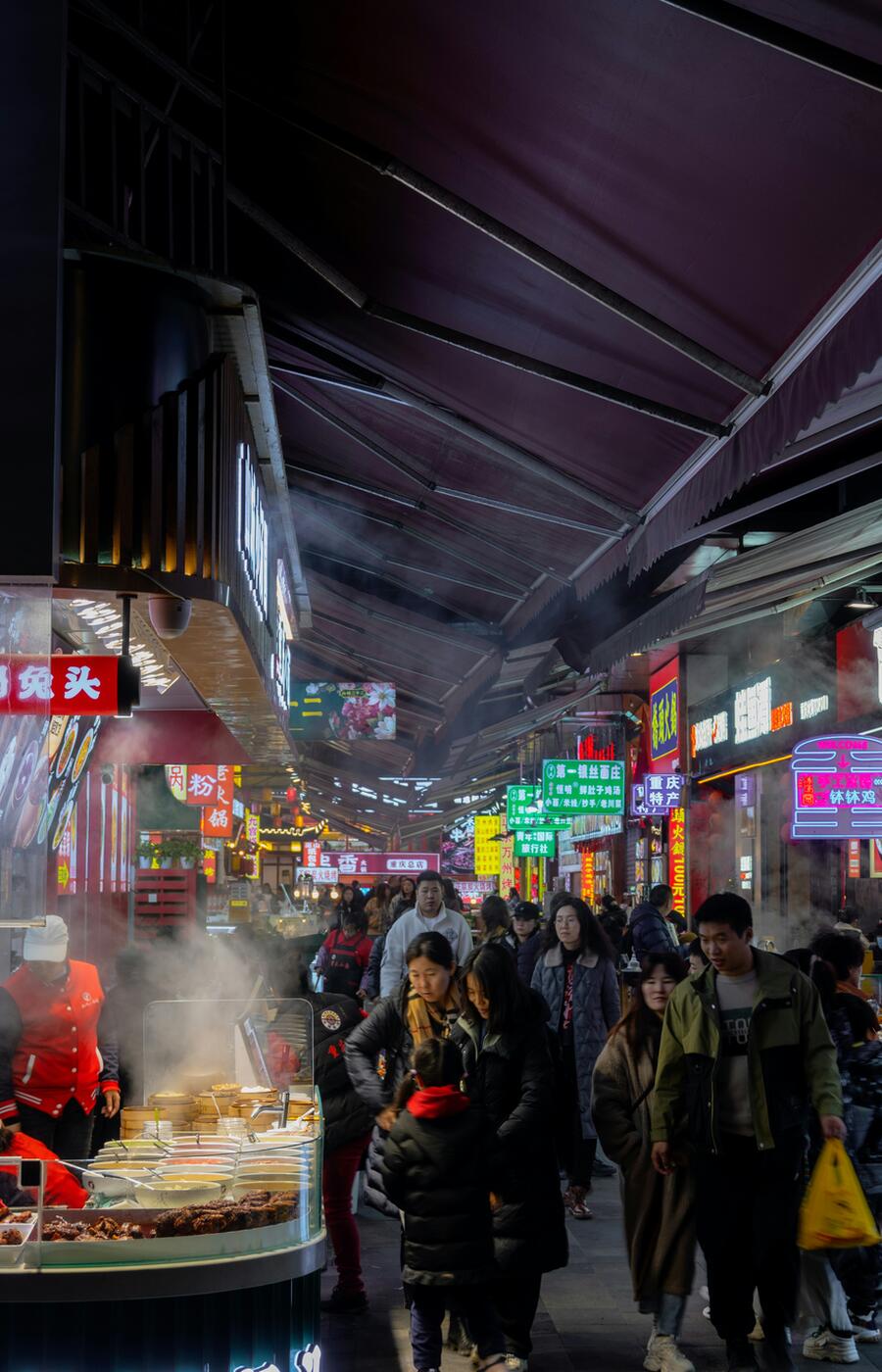 In Chongqing, contrasts are not hidden: the city lives between the glow of a futuristic skyline and the intimacy of alleys illuminated by red lanterns. Two worlds separated by centuries... and just a few steps. As if Blade Runner had landed in a story by Lu Xun. Photo Xiaoyu Xie. Photo Xiaoyu Xie. Chongqing. China.